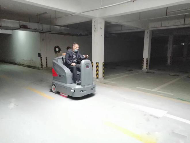 广州小区物业保洁不用人力改用驾驶式洗地机了